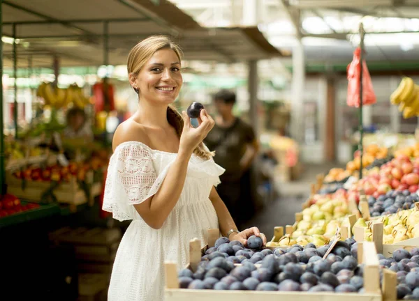 Pretty Young Woman Buying Fresh Plums Market — Stock Photo, Image