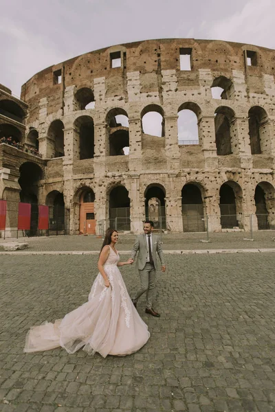 Parejas Boda Cerca Coliseo Roma Italia Europa — Foto de Stock