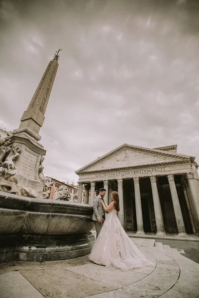 Mooie Jonge Bruidspaar Door Het Pantheon Rome Italië — Stockfoto