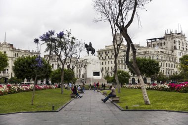 Lima, Peru - 29 Aralık 2017: General Jose de San Martin atlı heykeli Lima, Peru, görünümü. tatue Mariano Benlliure tarafından yapılmıştır.