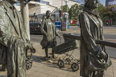 Wroclaw, Polonya - 11 Haziran 2018: Anonim yayalar Wroclaw, Polonya Heykel Sergisi. 14 Bu rakamlar 2005 yılında Polonyalı sanatçı Jerry Kalina tarafından yapılmıştır.