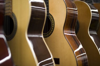 Akustik gitar müzik dükkanı satırda manzaraya kadar kapatın