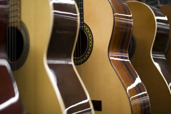 Akustik Gitar Müzik Dükkanı Satırda Manzaraya Kadar Kapatın — Stok fotoğraf