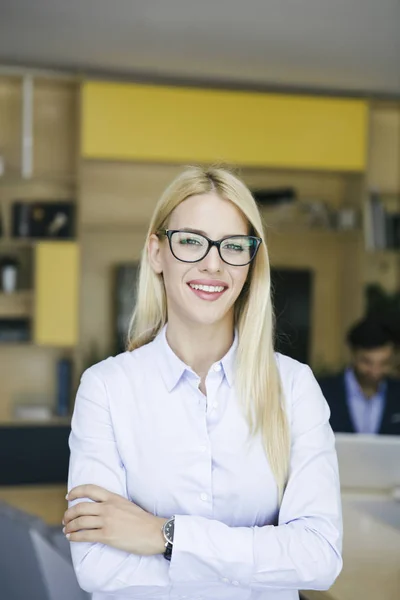 Retrato Jovem Empresária Que Está Escritório Outros Jovens Empresários Que — Fotografia de Stock