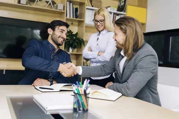 Affärsmän Handskakning Efter Affären Avtal Kontoret — Stockfoto