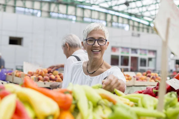 Porträt Einer Seniorin Die Auf Dem Markt Einkauft — Stockfoto