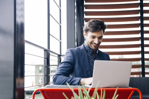 Jovem Empresário Bem Sucedido Digitando Laptop Escritório Moderno — Fotografia de Stock