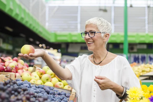 Porträt Einer Seniorin Die Obst Auf Dem Markt Kauft — Stockfoto