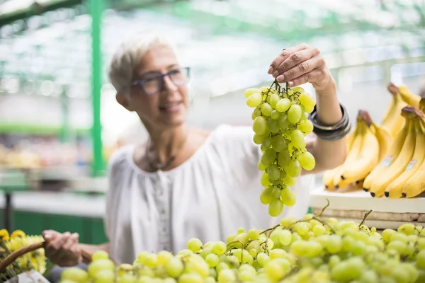 Porträt Einer Seniorin Die Auf Dem Markt Einkauft — Stockfoto