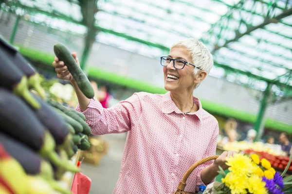 Porträtt Senior Kvinna Att Köpa Marknaden — Stockfoto