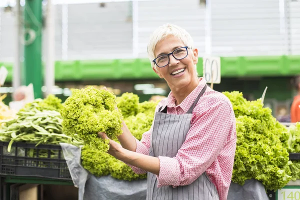 Ritratto Donna Anziana Vende Lattuga Sul Mercato — Foto Stock