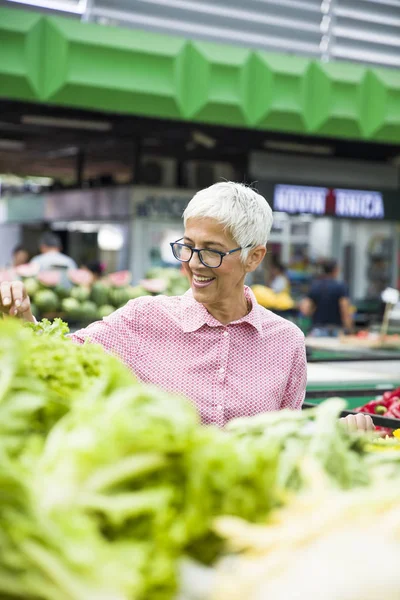 Porträtt Senior Kvinna Att Köpa Färska Ekologiska Grönsaker Marknaden — Stockfoto