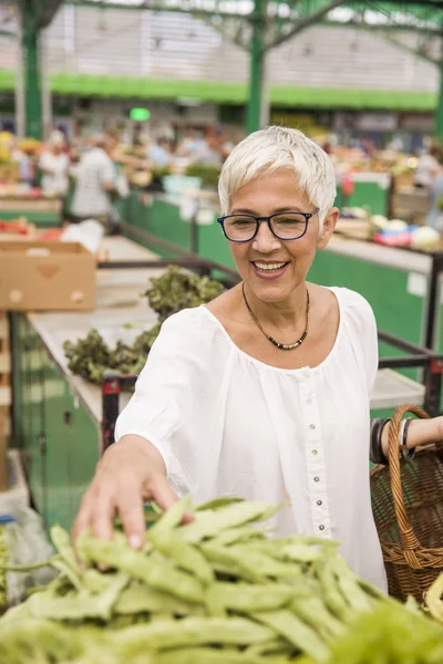 Ritratto Donna Anziana Che Acquista Verdura Biologica Fresca Sul Mercato — Foto Stock