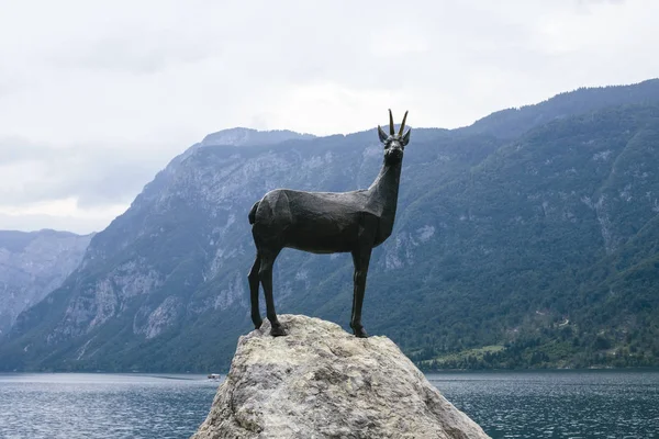 Vista Estátua Goldenhorn Lago Bohinj Eslovénia — Fotografia de Stock