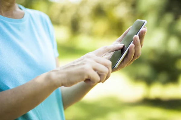 Mulher Usando Telefone Inteligente Com Tela Preta Branco Livre Com — Fotografia de Stock