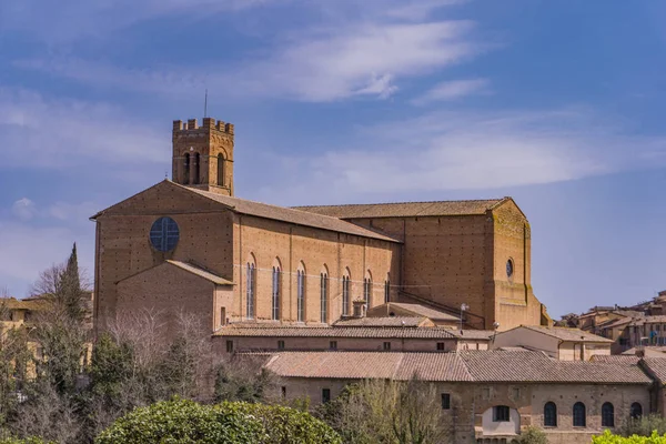 Widok Bazylikę San Domenico Siena Włochy — Zdjęcie stockowe