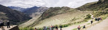 Pisac, Peru - 31 Aralık 2017: Pisac İnka harabelerini Peru kimliği belirsiz kişi. Pisac Harabeleri Incas Kutsal Vadi içinde en önemli arkeolojik alanlar biridir.