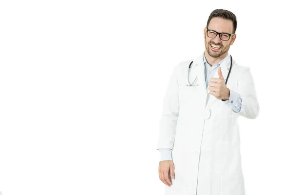 Porrait Χαρούμενα Χαμογελώντας Γιατρού Στέκεται Τον Αντίχειρα Λευκό Φόντο — Φωτογραφία Αρχείου