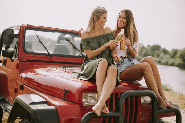 Aantrekkelijke Jonge Vrouwen Plezier Een Converteerbare Auto Door Rivier — Stockfoto