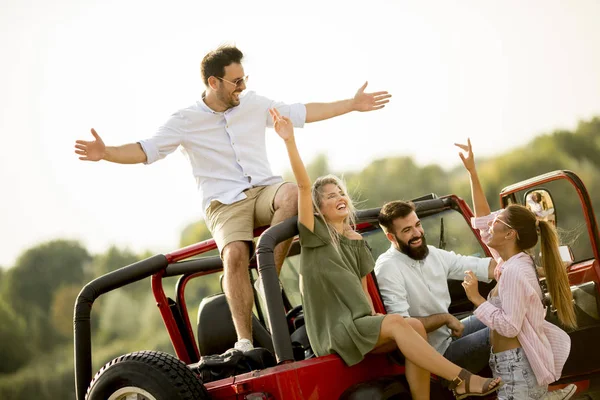 Happy Friends Having Fun Convertible Car Vacation River — Stock Photo, Image