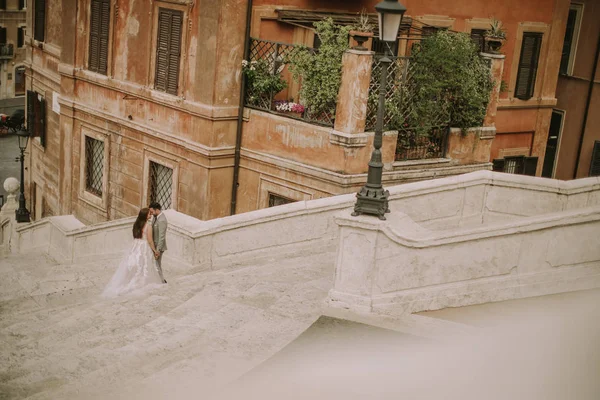 Young Wedding Couple Spanish Stairs Rome Italy — Stock Photo, Image