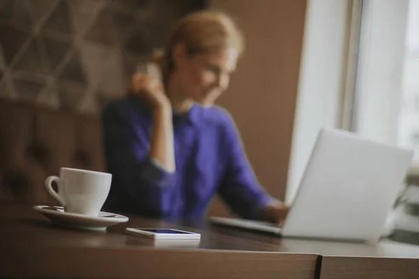 Взгляд Молодую Женщину Сидящую Кафе Пьющую Кофе Улыбкой Заглядывающую Интернет — стоковое фото