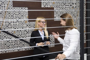 Modern ofis merdivenlerden yukarı tırmanırken genç iş adamları, görüntüleme