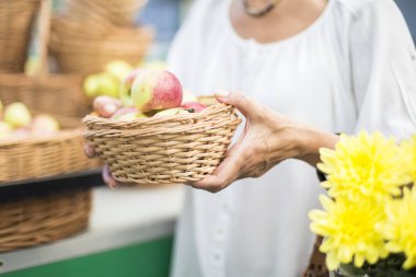 Elma punnet pazarında satın alma kadın kıdemli portresi