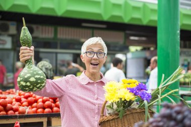 Piyasada satın alma kadın kıdemli portresi