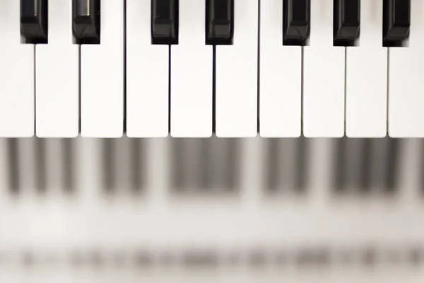 ピアノの鍵盤でビューをクローズ アップ — ストック写真