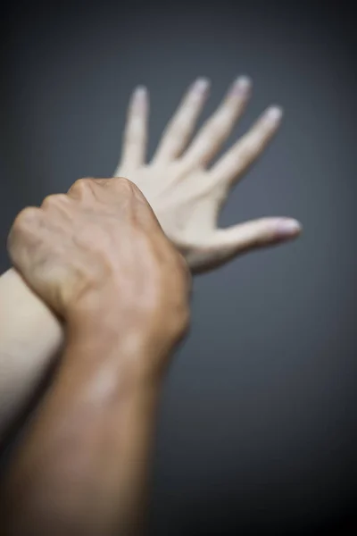 Estúdio Tiro Homem Segurando Mão Feminina Ato Violência — Fotografia de Stock