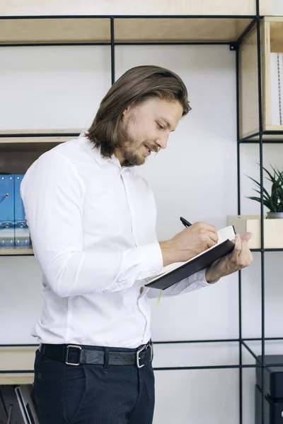 Jonge Zakenman Die Aantekeningen Zijn Agenda Terwijl Kantoor — Stockfoto