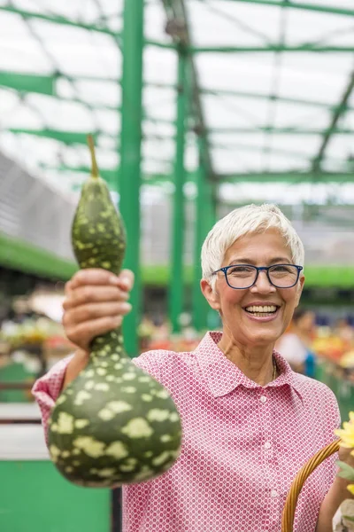 Ritratto Donna Anziana Che Acquista Zucca Sul Mercato — Foto Stock