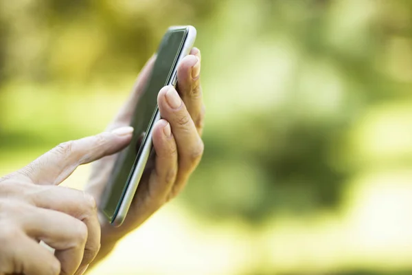 Frau Benutzt Smartphone Mit Leerem Schwarzen Bildschirm Freien Mit Naturhintergrund — Stockfoto