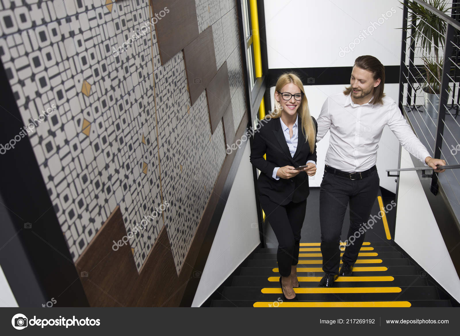 Gente Joven Subiendo Las Escaleras Oficina Moderna — Foto de stock