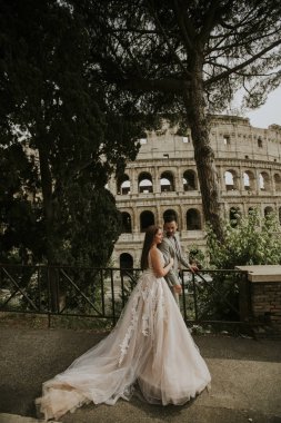 Geline görüntülemek ve damat düğün Kolezyum, Roma, İtalya, önünde poz