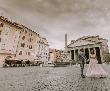 Güzel genç düğün çifti tarafından Panteon Roma, İtalya