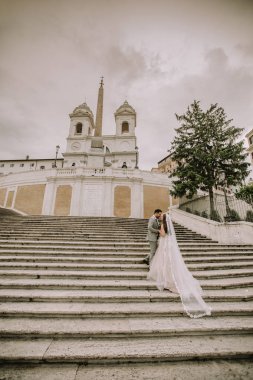 Roma, İtalya İspanyol merdivenlerde genç düğün çifti