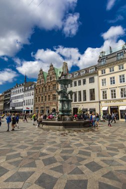 Copenhagen, Danimarka - 13 Haziran 2018: Gammeltorv Meydanı Kopenhag, Danimarka, tanımlanamayan insanlar. Gammeltorv (Eski Pazar) en eski kare Kopenhag olduğunu.
