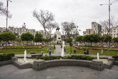 Lima, Peru - 29 Aralık 2017: General Jose de San Martin atlı heykeli Lima, Peru, görünümü. tatue Mariano Benlliure tarafından yapılmıştır.
