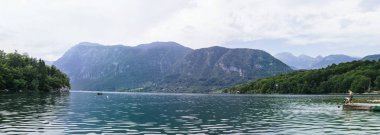 Bled, Slovenya - 2 Temmuz 2018: Slovenya Lake Bled kimliği belirsiz kişi. Bled Slovenya popüler bir turistik yer.