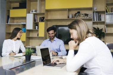 Ofiste çalışan bir grup genç iş adamı.