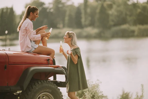 Twee Jonge Vrouwen Die Plezier Motorkap Van Een Auto Door — Stockfoto