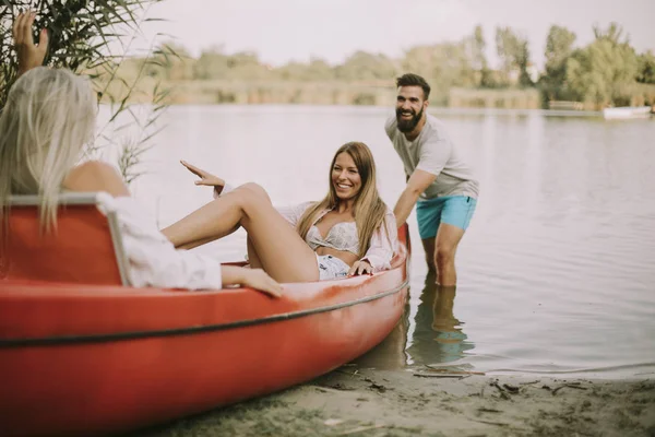 Junge Leute Amüsieren Sich Auf Boat Riber — Stockfoto