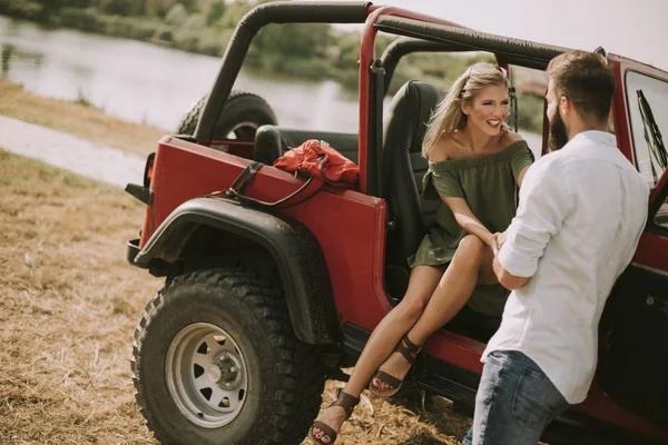 Junge Frau Und Mann Amüsieren Sich Sommertagen Freien Neben Auto — Stockfoto