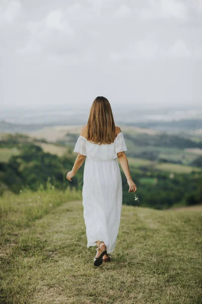 Vista Trasera Mujer Joven Relajándose Aire Libre Naturaleza Día Verano —  Fotos de Stock