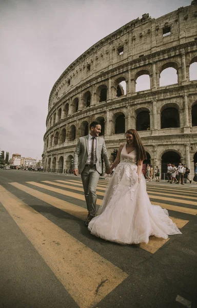 Visa Bruden Och Brudgummen Bröllop Poserar Framför Colosseum Rom Italien — Stockfoto