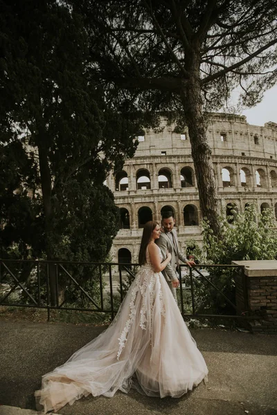 Zobrazit Nevěstu Ženicha Svatební Pózuje Před Colosseum Řím Itálie — Stock fotografie