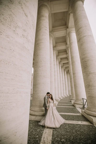 Νέοι Γαμήλιο Ζεύγος Στο Βατικανό Ρώμη Ιταλία — Φωτογραφία Αρχείου