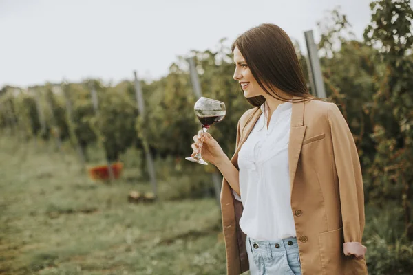 Vinař Žena Ochutnávka Červené Víno Skla Vinici — Stock fotografie